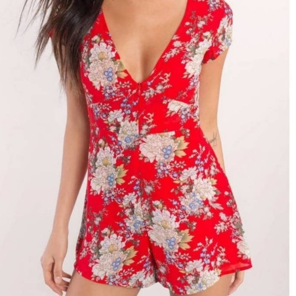 NWT WYLDR Floral Red Zip Front Feel It All Playsuit Romper Size‎ Medium